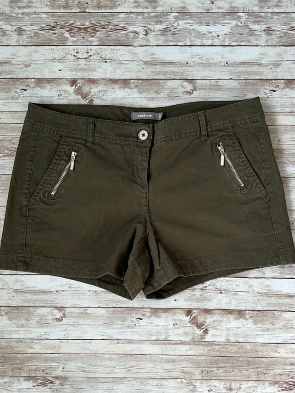 Studio-W Olive Green Chino Shorts Womens Cotton 3.5” Mid-Low Rise size 8 Pockets